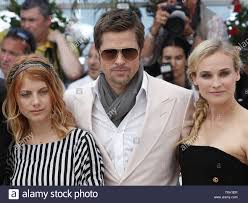 Collection with 252 high quality pics. Schauspielerin Melanie Laurent L Schauspieler Brad Pitt C Und Die Schauspielerin Diane Kruger Kommen An Einem Fotoshooting Fur Den Film Inglourious Basterds Auf Der 62 Jahrlichen Filmfestival In Cannes Cannes Frankreich Am