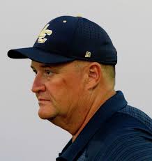 Elkins rolls over Chavez to improve to 3-0