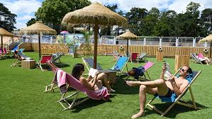Tete D Or Sur Plage Avec Piscine Ville De Lyon