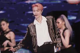 Exo Lay S Backup Dancer Revealed What Happened When Her Hair Surprised Him And It Was So Lay Koreaboo Exo Lay Exo Lay Photo