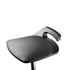 A unique flexible seat and moveable joint in the base allows you to sit in comfort at all times. Aeris Muvman Factory Aktiv Stehsitz Stehhilfe Ergonomisch