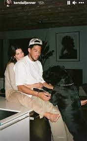 The model shared a picture of the couple together on her instagram story on then on valentine's day, jenner shared an image of her and booker smiling and embracing in a kitchen on her instagram story. Kendall Jenner And Devin Booker Celebrate One Year Dating Anniversary E Online Deutschland