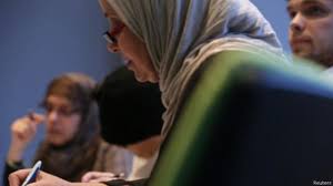 Abg ml dengan teman kerja. Sadis Siswi Muslim Disuruh Buka Jilbab Dan Rok Panjang Warta Kota