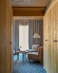 Depuis Notre Chalet Moderne Loin De La Torpeur De La Ville Il Fait Bon Respirer Et S Adonner A L Art De Skier Dan Pierre Yovanovitch Chalet Interior Hotel