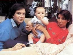 Biografia De Camilo Sesto Cantante Español Camilo Sesto Con Su Hijo Camilo Y Lourdes Ornellas Madre De Su Hijo Camilo Sesto Camilo Camilo Blanes