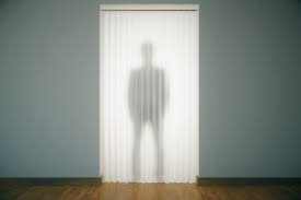 1 porte haut (1 étagère sur crémaillères), 1 tiroir, 1 porte bas (1 étagère sur crémaillères). Silhouette De L Homme Debout Derriere Les Rideaux Dans L Interieur Moderne Non Meuble Rendement 3d Banque D Images Et Photos Libres De Droits Image 64316160
