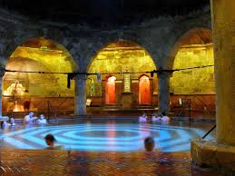 Qui le vasche termali sono divise per uomini e donne mentre le piscine sono miste. Terme Budapest Le Piu Belle Terme Di Budapest