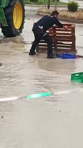 Sağanak yağmur altında görev başında: Polis memurunun mücadelesi kamerada  İhlas Haber Ajansı