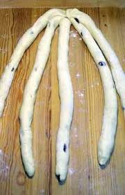Hefezopf Rezept Mit Rosinen Anleitung Hefezopf Flechten Aus 5 Strangen Rezept Hefezopf Rezept Hefezopf Flechten Hefezopf