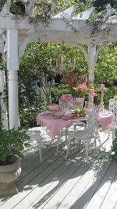 A Travers Des Fleurs Et Des Accessoires Le Rose Vient Egayer L Ensemble De La Terrasse Backyard Patio Outdoor Rooms