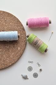 Wir zeigen ihnen die grundlagen, die makrameeknoten und wie sie ein armband selbst verbinden sie beide enden so miteinander: Diy Armbander Mit Makramee Selber Knoten Smillas Wohngefuhl Diy Blog