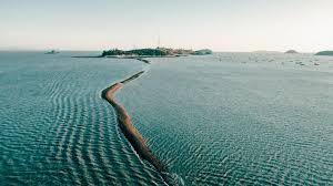 Setelah mencelupkan tongkat mukjizatnya, laut merah tersibak dua. Keajaiban Laut Terbelah Setiap Tahun Di Korea Selatan Wacana