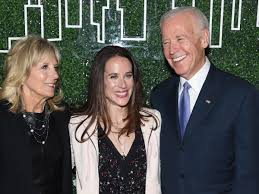 Jun 14, 2021 · die queen präsentiert joe biden britischen pomp, der präsident und seine frau jill verhalten sich angemessen. Familie Von Joe Biden Jungste Tochter Ashley Biden Ist Engagierte Sozialarbeiterin Politik