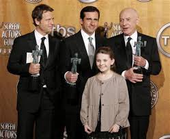 Ve tabi ki umutsuzca kendisini bir çocuk güzellik yarışması olan little miss sunshine'da birinci olmaya endekslemiş, şirin, tombul ve zeki olive. Little Miss Sunshine Charms Way To Oscars Reuters