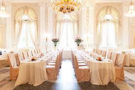 Copriletto con frange, nedo la redoute interieurs la tessitura artigianale dona al copriletto nedo un superbo effetto a rilievo e di materiali. Kurfurstlicher Beethovensaal Eventlocation La Redoute Bonn