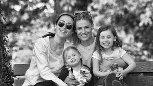 Pagina ufficiale di michelle hunziker. Michelle Hunziker Zeigt Kinderfotos Von Sich Und Tochter Aurora Schweizer Illustrierte