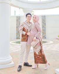 Cek 30+ model baju kondangan kekinian 2020 disini. 10 Inspirasi Baju Couple Muslim Ala Selebgram Ayu Indriati Dan Suami
