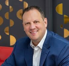 Lisa Replogle's Instagram, Twitter & Facebook