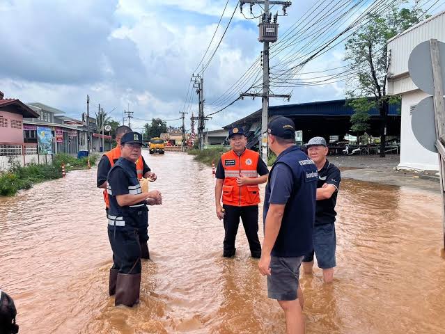 นายอำเภอ ปราจีนบุรี ลงตรวจสอบพื้นที่และแก้ไขปัญหาน้ำท่วมขังบริเวณ  ต.หน้าเมือง นายธงชัย บุตรวงษ์ นายอำเภอเมืองปราจีนบุรี พร้อมด้วย นายสุชาติ  บุญสิทธิ์ ปลัดอำเภอหัวหน้ากลุ่มงานบริหารงานปกครอง ปลัดอำเภอเ
