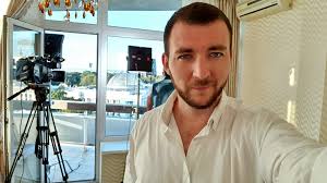 С октября 2020 года он вел утреннее шоу ранок. Fk3waupzl7c37m