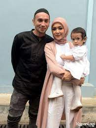 Tingkah laku kedunya bikin mengocok perut. Foto Meski Repot Gary Iskak Richa Urus Dua Anak Tanpa Pengasuh Kapanlagi Com