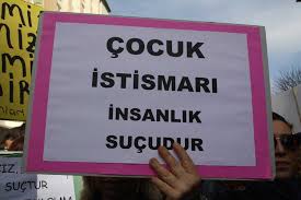 40'ı ise kuzenler veya çocuk bakıcıları gibi daha büyük veya yapılı gençler tarafından istismar edilir. Tck 103 Kadin Platformu Cocuklarin Hayatini Karartacak Istismar Duzenlemesine Hayir Ekmek Ve Gul