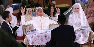 Antara foto yang menyentuh hati, apabila pengantin lelaki mendukung ibunya yang sudah tidak mampu berjalan memasuki ruangan sebuah masjid, dimana majlis pernikahan diadakan. Akad Di Masjid Istiqlal Vicky Prasetyo Dan Angel Lelga Resmi Menikah Kapanlagi Com