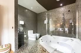 Resort adalah jenis penginapan yang dibangun di daerah yang memiliki pemandangan alam yang indah seperti daerah pantai atau pegunungan dengan fasilitas yang mengedepankan. Tips Memilih Jenis Lantai Kamar Mandi Yang Tepat Sos Anti Bacterial