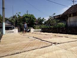 Menerima pesanan dengan ukuran tertentu dan warna tertentu. Tikar Pandan Utara Brantas Usaha Turun Temurun Tembus Pasar Jatim