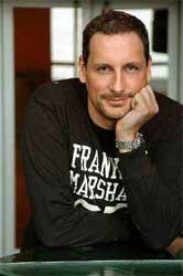 Gert tony hubert verhulst (berchem, 24 januari 1968) is een belgisch televisiepresentator, acteur, zanger, scenarioschrijver en ondernemer.het bekendst is hij vanwege zijn rol als gert in het televisieprogramma samson en gert.hij is een van de oprichters van het amusementsbedrijf studio 100. Gert Verhulst Hotel 13 Wiki Fandom