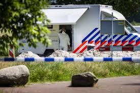 Nederlands tienermeisje (15) verdacht van dubbele moord op ouders: 'Deelde  foto's met medeleerlingen' | De Morgen