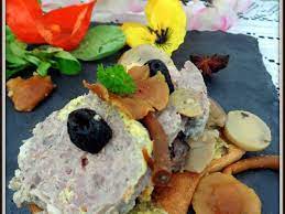 Pour le cou d'oie farci au foie gras, je le présente froid en rondelle sur une salade de noix, avec du magret fumé ou une tranche de foie gras poelée, des bonbons de bricks au foie gras de canard cuits. Recettes De Cou D Oie Farci