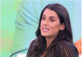 Qualche anno fa, esattamente nel 2013, la modella valentina vignali ha scoperto di essere affetta da un tumore maligno alla tiroide.il carcinoma le aveva lasciato una metastasi che, tra la rabbia e lo stupore, l'ha costretta a sottoporsi ad un duro ciclo di radioterapia. Pomeriggio 5 Valentina Vignali Ricorda Il Tumore Stavo Male Lanostratv