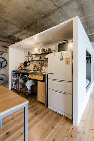 箱型の寝室の側面にはコンパクトなキッチンを設置 小さいアパートのデザイン コンパクトキッチン キッチンデザイン