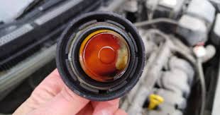 Почему чернеет масло в двигателе автомобиля и как этого избежать