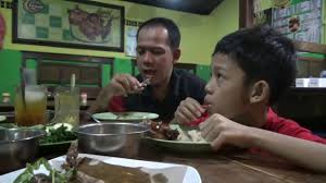 Bebek goreng (10.500) ayam goreng (8.500) nasi (4.000) bebek kasong pak har jl usada sari no. Wisata Kuliner Bebek Goreng Haji Slamet Cabang Madiun Youtube