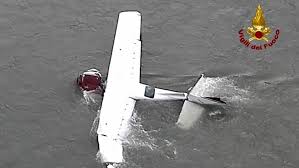 Sognare un aereo si collega al simbolismo dell'aria e del cielo e rispecchia il mondo delle idee, delle fantasie, di tutto ciò che è altoe superiore. Aereo Precipita Nell Adige Con 2 Persone A Bordo Salvate E Portate In Ospedale