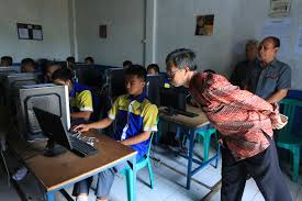 Wakil Rektor UPI Bidang Riset, Kemitraan dan Usaha Pantau UN Tingkat SMA –  BERITA UPI