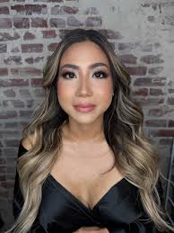 Hi! My name is Kellie Calhoun and I am the owner of Makeup by Kellie 💄I am  a traveling/studio makeup artist and would love to be apart of your day! I  offer