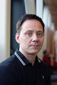 Han dubbelarbetar för att kunna betala räntan på bostadsrätten, gör katastrofala inhopp som outbildad. Mats Jonsson Om Nya Norrland Minabibliotek