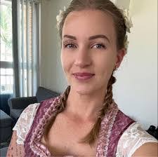 Joanna Hetrick's Instagram, Twitter & Facebook