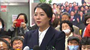 지난 2018년 6월 15일 방송된 tv조선 '별별톡쇼'에서 정선희는 배현진이 재보궐 선거에서 아쉽게 낙선하긴 했지만 파격적인 도전이었던 만큼 많은 사람의 관심이 쏠렸다면서 출마 과정에서 공개된 재산이 화제였다고 말문을 열었습니다. ì†¡íŒŒì„ ë°°í˜„ì§„ ì¼í•  ê¸°íšŒ ì¤€ ì†¡íŒŒêµ¬ë¯¼ê»˜ ê¹Šì€ ê°ì‚¬ ë„¤ì´íŠ¸ ë‰´ìŠ¤