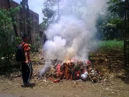 Check spelling or type a new query. 5 Efek Buruk Menghirup Asap Pembakaran Sampah Racunnya 350 Kali Lebih Bahaya Dari Asap Rokok
