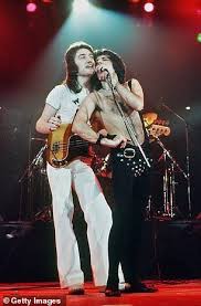 En diálogo con juan etchegoyen en mitre live (lunes a viernes a las 17 por las redes sociales de radio mitre), la emblemática. John Deacon And Freddie Mercury In 1977 Queen Freddie Mercury Queen Pictures John Deacon