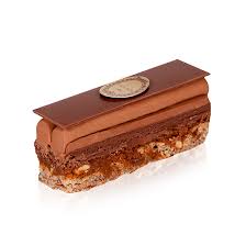 Dacquoise Craquante Et Gourmande Aux Noisettes Praline Et Chocolat Au Lait Surmontee De Creme Chantilly Au Choc Elegant Desserts Fancy Desserts Dacquoise Cake