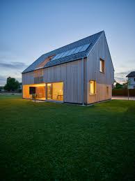Haus Mit Dacheinschnitt Und Geschutztem Sitzplatz Fassade Fichte Sageroh Unbehandelt Solaranlage Mit Ziegeldeckung Haus Architektur Architektur Haus Haus