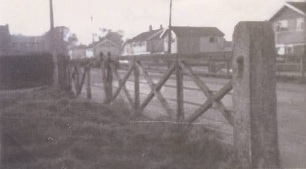 Railway crossing gates