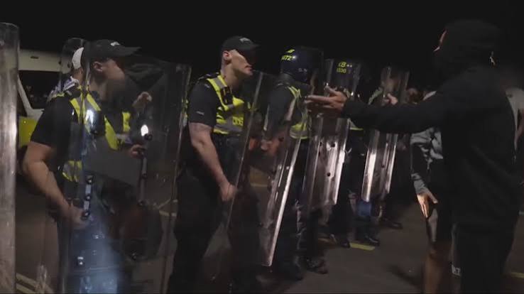 Hundreds of protesters in standoff with police after migrant boat arrives in Portsmouth | ITV News