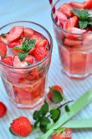 Erdbeerbowle Und Gefahrliche Wassereimer Allez Vite Com Erdbeerbowle Bowle Rezept Erdbeerbowle Rezepte