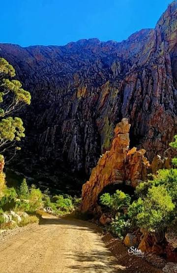 The stunning Cliffs of the Swartberg Pass ⛰️🌿🪷🌼🏵 Western Cape. Read  more and find #wheretostay nearby 👉 https://shorturl.at/9V0BV The Swartberg  Pass offers breathtaking views and showcases the dramatic scenery of the  Swartberg